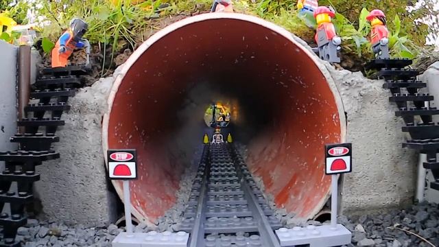 LEGO - Осенняя поездка на поезде по саду и обратно - для детей смотреть онлайн