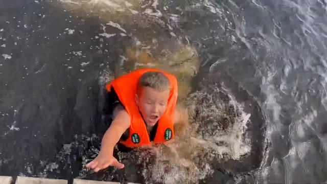 Бобровая хата прыжок в воду смотреть онлайн