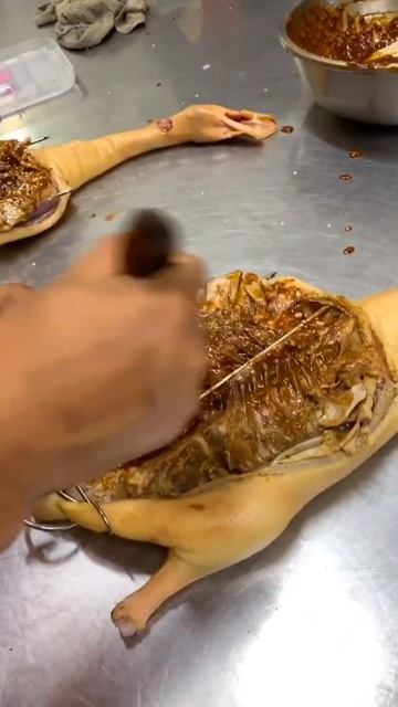 ASMR Street Food-Guangdong roast suckling pig training#short#shorts смотреть онлайн