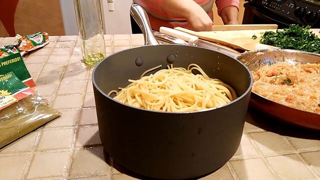 Espagueti con Albóndigas en salsa roja смотреть онлайн