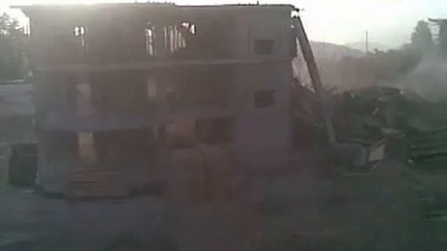 Обрушение здания, построили придурки.mp4 смотреть онлайн