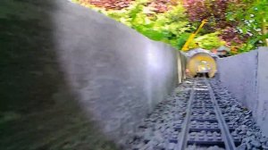 LEGO Грузовой поезд ездит по саду для детей