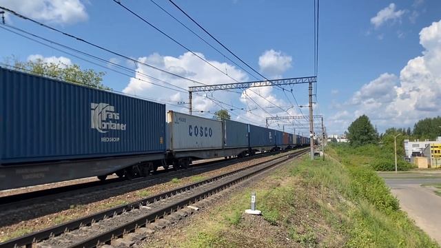 ЧС7-207 + ЧС7-086 с пассажирским поездом 103 Ярославль – Москва и ВЛ10У-876 с контейнерным поездом смотреть онлайн