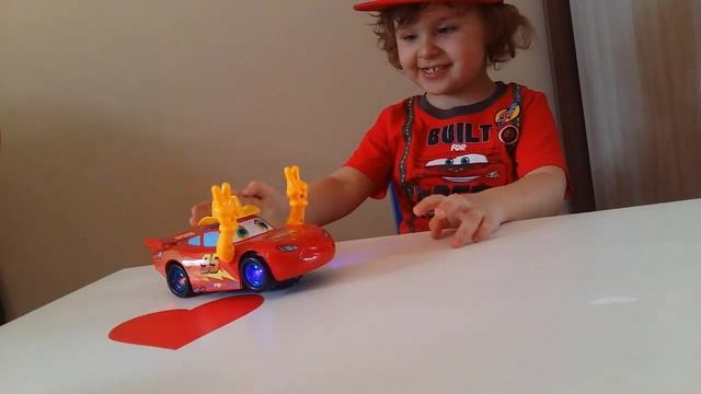 ДИСКО тачки! Маквин ЗАЖИГАЕТ! Обзор игрушки Молния Маквин из Китая. Видео для детей. MirSash смотреть онлайн