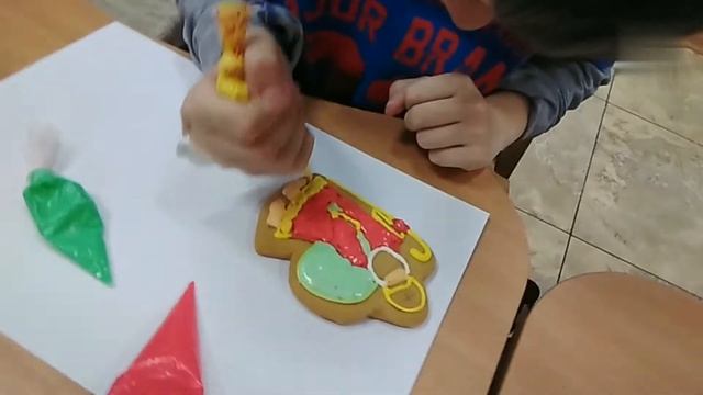 🍭 Платон разукрашивает Имбирные пряники ко Дню Святого Николая 🍭 #familyschool смотреть онлайн