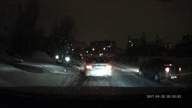 Гололед в Казани 20.04.2017 и конечно ЛЮБИТЕЛИ ЛЕТНЕЙ РЕЗИНЫ смотреть онлайн