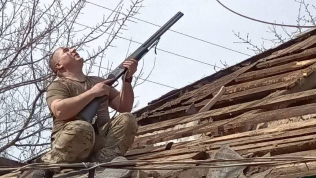 Человек с ружьем в населенном пункте смотреть онлайн