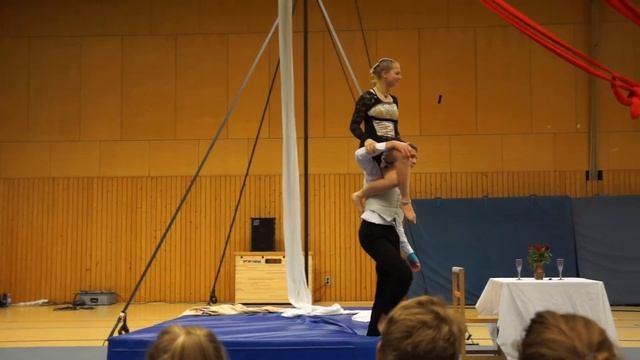 Dinner 4. 1, Vertikaltuch, Circus Imago e.V. смотреть онлайн