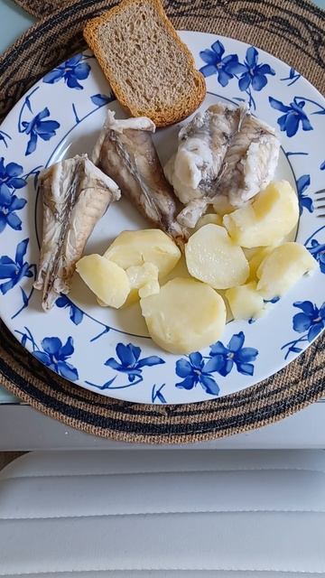 pescado (rape ) o ( peixe sapo)le llaman algunos en el norte +patata cocida смотреть онлайн