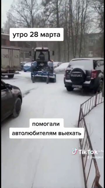 Чистка снега, уборка дворов от снега #спб #транспорт #трактор #грузовики #трактора #дворы смотреть онлайн