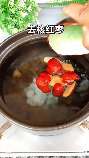 桃胶雪燕皂角米，这么做出来的汤你可以把你的面膜都扔了