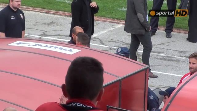 Бадема се поздрави с ''червената скамейка'' и прегърна бай Добри