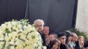 ДОЧКА ФИЛИППА КИРКОРОВА РАСПЛАКАЛАСЬ НА ПОХОРОНАХ ЛЮБИМОГО ДЕДУШКИ | 21 марта 2025 г.