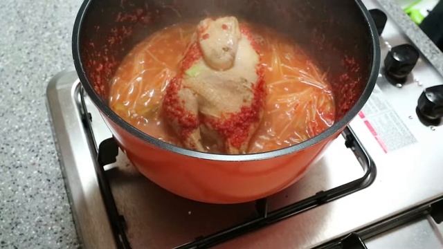 얼큰 삼계탕 다가오는 초복 담백하고 얼큰한 여름 보양식 인스턴트 삼계탕 맛있게 만드는 방법 смотреть онлайн