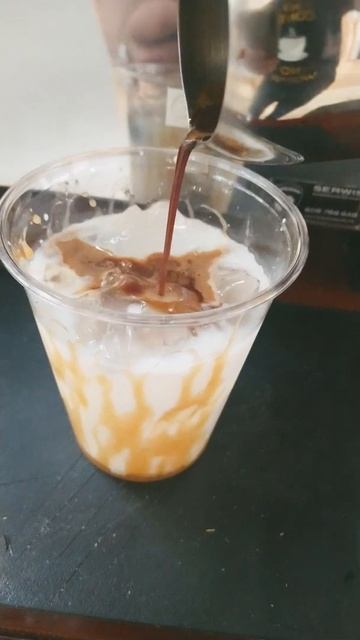 iced carmel cappuccino. Каппучино айс карамель. Кофе Легница. coffee GRAIN смотреть онлайн