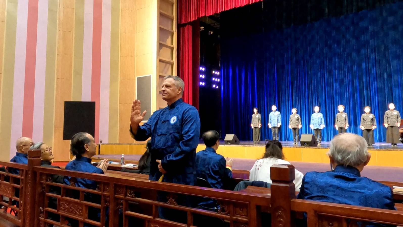 ДАОИНЬ ЯНШЕН. ПРЕДСТАВЛЕНИЕ ГЛАВНОГО И АРБИТРАЖНЫХ СУДЕЙ. НА СЦЕНЕ ИДЁТ ПРЕДСТАВЛЕНИЕ ЛИНЕЙНЫХ СУДЕЙ смотреть онлайн