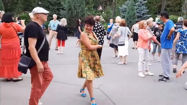 И В НАС ГОРИТ ЛЮБОВЬ!!! ТАНЦЫ В ПАРКЕ ГОРЬКОГО,СЧАСТЛИВЫЕ ДНИ!!! смотреть онлайн