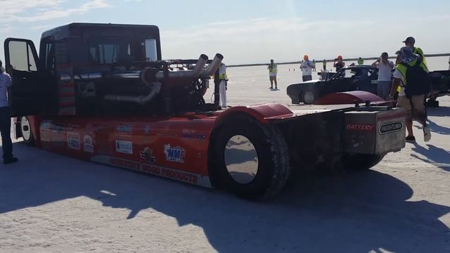 MTU powered Freightliner off the line at Bonneville Salt Flats смотреть онлайн