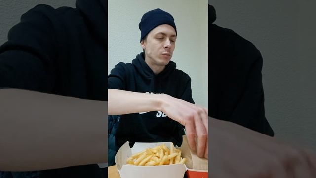 Смачна їжа з Макдоналдс! Їм бургер і картопельку, запиваю кавою! Дуже смачний фаст-фуд! смотреть онлайн