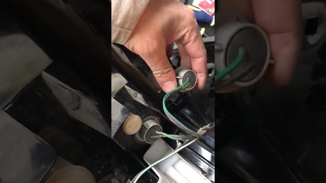 Replacing the brake light bulb of 2013 Subaru Outback (A=U-TS) смотреть онлайн