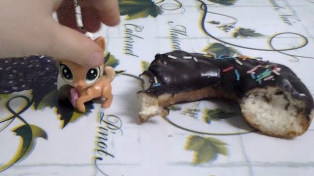 Ем пончик и сахарную фигурку!