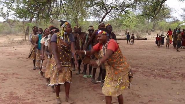 Pastor Denis preaching the hadzabe in Singida смотреть онлайн