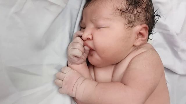 Most Beautiful and Chubby 5.8kg newborn baby immediately after birth sucking his thumb is Gorgeous смотреть онлайн