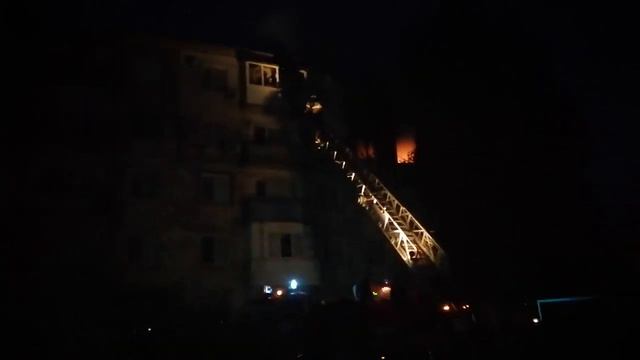В Лутугино горит 5-этажка смотреть онлайн