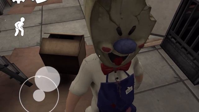 Баг в игре Ice Scream 3. Мороженщик тупит у ящиков. Залез на его голову😳 смотреть онлайн