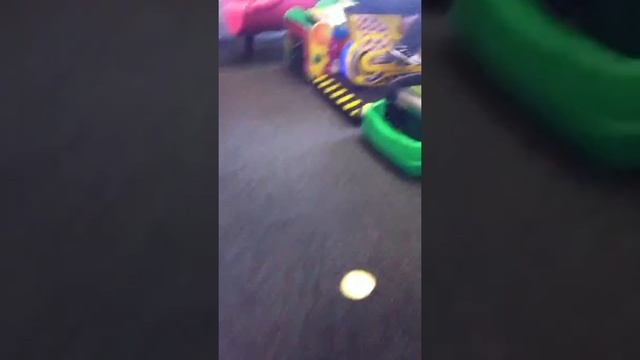 I'm recording in chuck e cheese and I'm having fun here смотреть онлайн