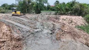 Строительство, засыпка ,  работает маленький бульдозер