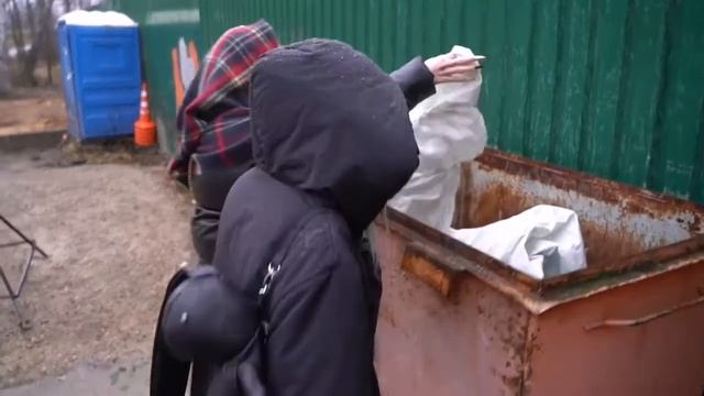 тиффани и картье роются на помойка в течении одной минуты смотреть онлайн