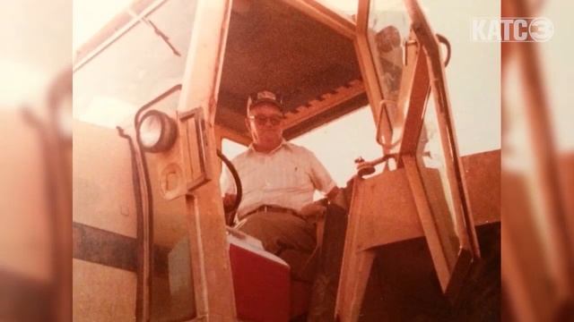 Two Hundred Bags a Day in Gueydan | What's Your Story | Season 1 Episode 3 смотреть онлайн