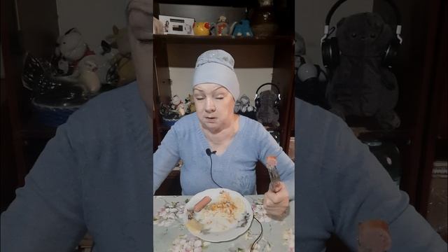 Едим на камеру, это вкусно 😋 /макароны, сосиски, сыр смотреть онлайн