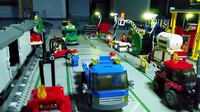 LEGO Грузовой поезд ночью для детей смотреть онлайн