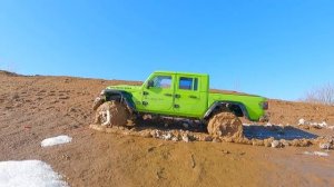 RC Land Rover против Jeep Gladiator СКОЛЬЗКАЯ ГРЯЗЬ и Бездорожье! 💥🚜 Экшен 4x4 #2