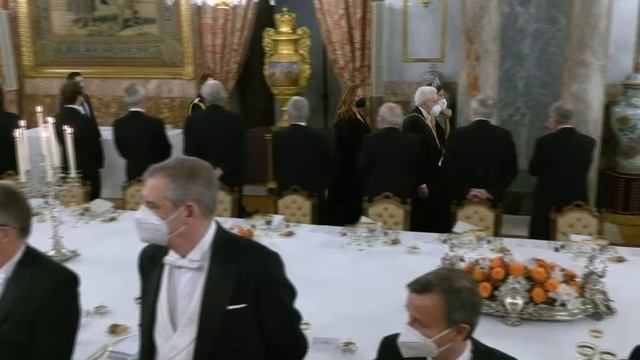 SS.MM. los Reyes ofrecen una cena de Gala en honor de S.E. el presidente de la República Italiana смотреть онлайн