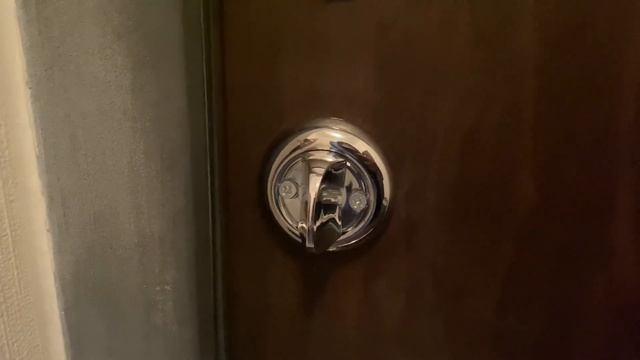 Что делать если сломалась ночная защелка на входной двери и вы оказались заперты внутри? смотреть онлайн