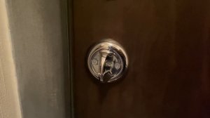 Что делать если сломалась ночная защелка на входной двери и вы оказались заперты внутри?