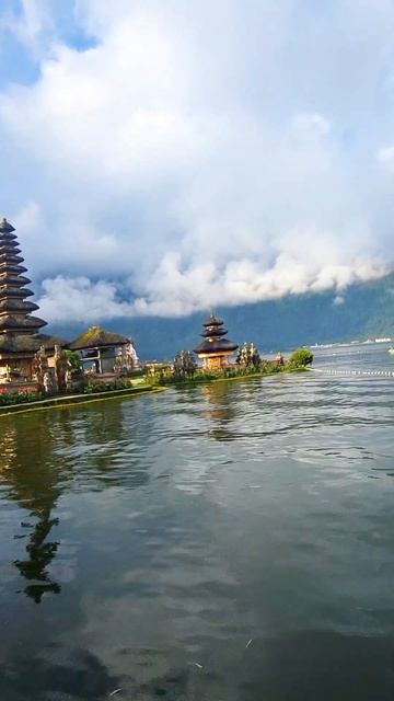 Ulundanu temple 🇮🇩 #subscribetomychannel #bali #ubud #indonesia #shorts