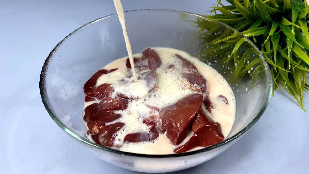 Просто залейте куриную печень КИПЯЩИМ МОЛОКОМ и замаринуйте ЛУК! Так вкусно, что шашлык НЕ НУЖЕН! смотреть онлайн