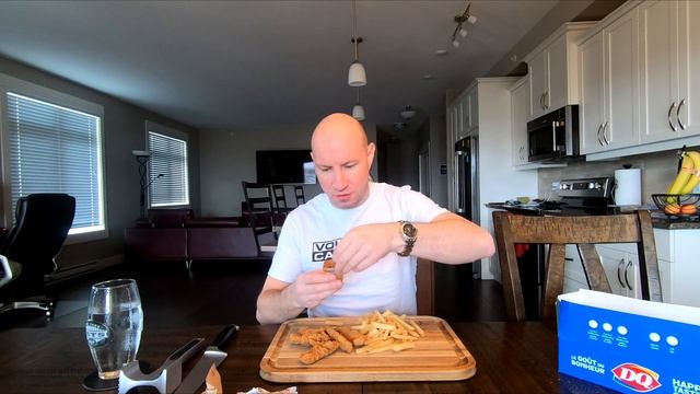 Dairy Queen's Chicken Strip Basket! смотреть онлайн