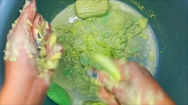 ASMR soaked soap with lathering and squeezing sponge/🧽размокшее мыло с мылением и выжиманием губки🧼 смотреть онлайн
