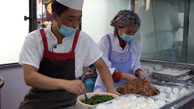 中国夜市黑暗料理－油炸昆虫，猪大肠卷大葱，旋转煎包煎饺，韩式炒年糕 смотреть онлайн