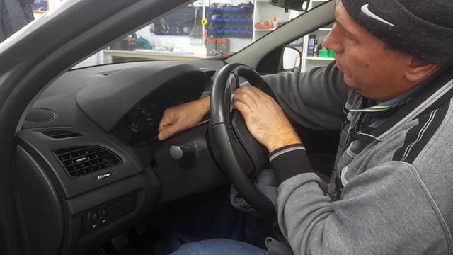 Как снимается подушка безопасности Рено меган 3 ! смотреть онлайн