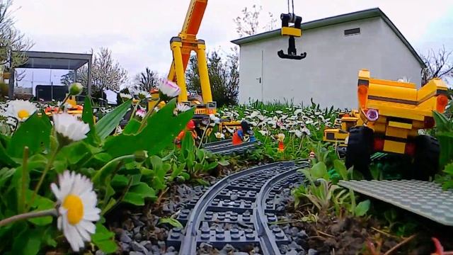 LEGO Железная дорога в глубине сада для детей смотреть онлайн