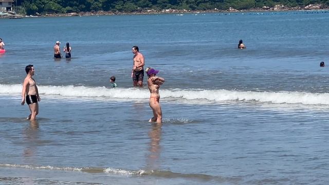 Бразильские пляжи в лучах заката: прогулка по берегу смотреть онлайн