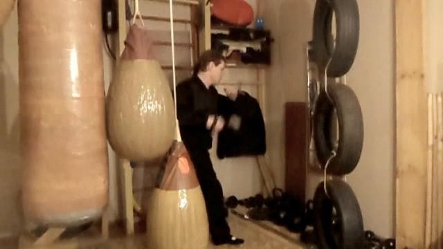 Макс Варвар. Отработка ударов разводным гаечным ключом по воздуху. смотреть онлайн