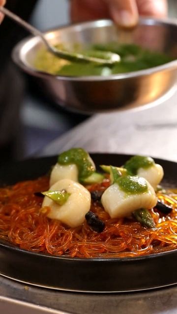 Spicy-steamed green basil scallop, black garlic and Harusame glass noodles смотреть онлайн
