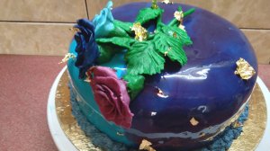 Как украсить бисквитный торт с зеркальной глазурью